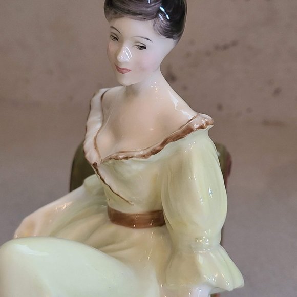 Royal Doulton Porcelain Figurine ~ “At Ease” ~ HN 2473 - Picture 9 of 13